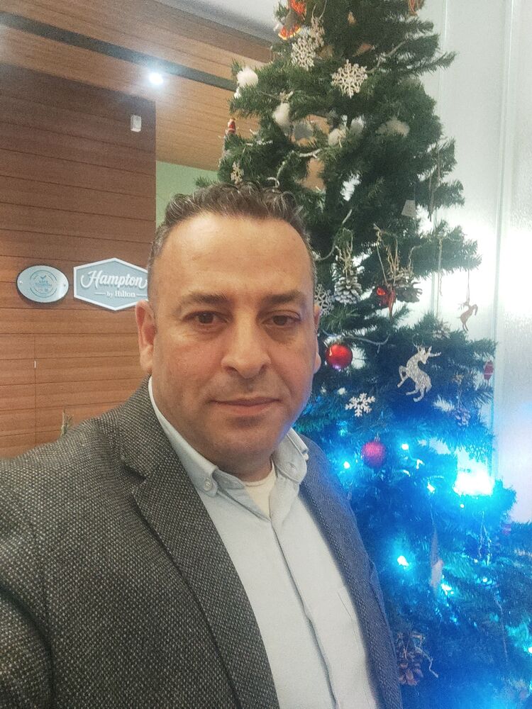  44240349  Guric Sadaro, 46 ,    