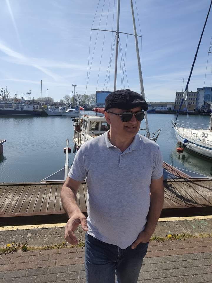  54600139  Malkhaz, 47 ,    