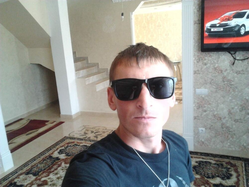  16064799  Pavel, 37 ,    