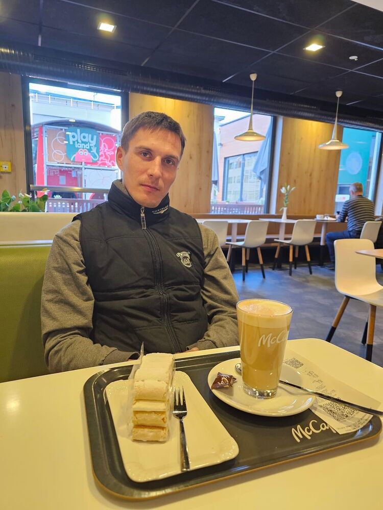  41204659  Oleg, 37 ,    