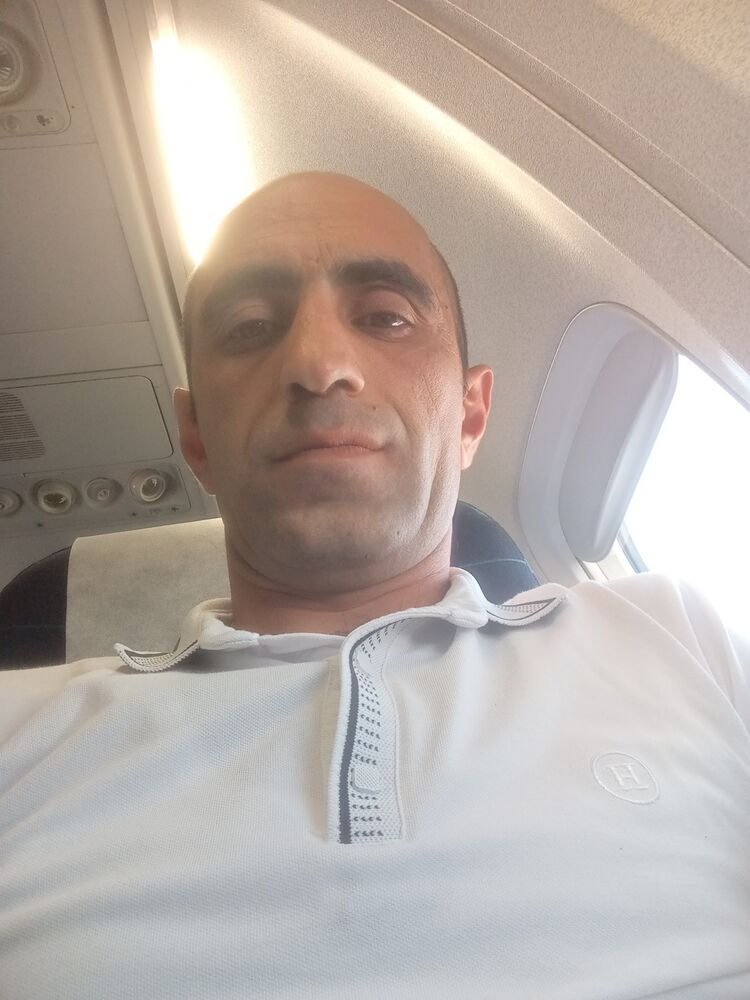  52204859  Gevorg, 34 ,    