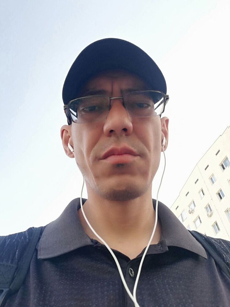  37247629  Stefan, 40 ,    