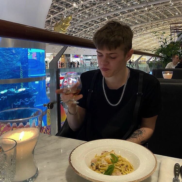  48704819  Daniel, 26 ,    