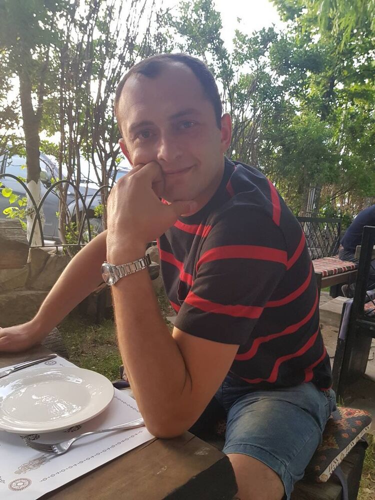  ,   Zura, 32 ,  