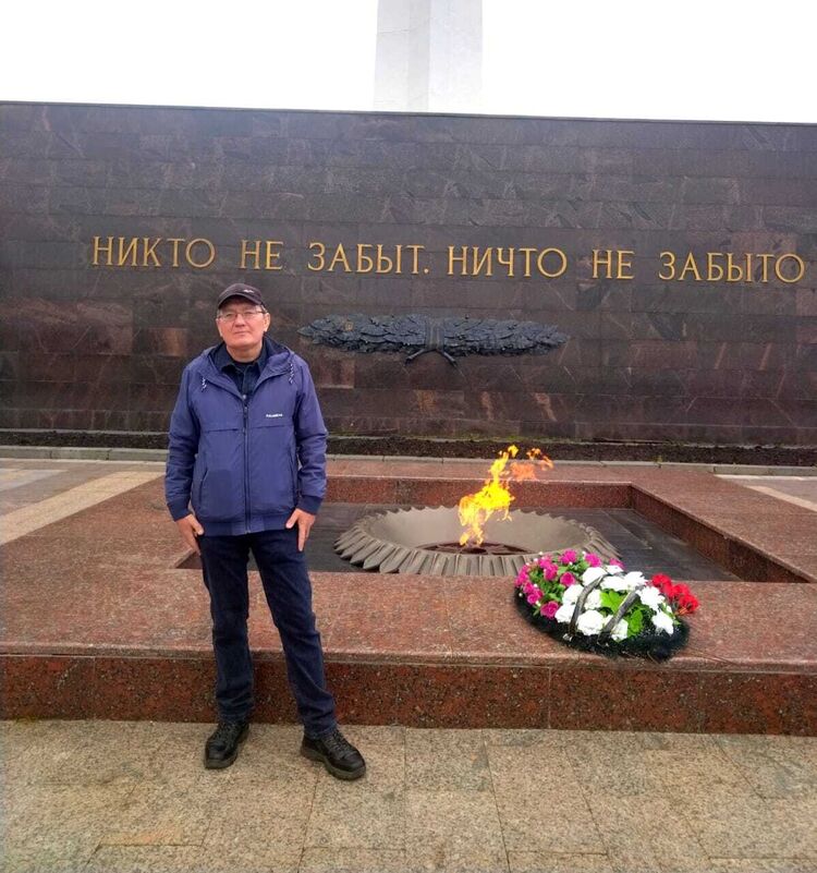  54804649  Yury, 49 ,    