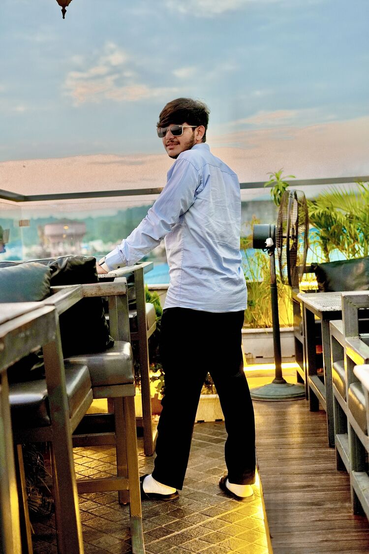  51374679  Dishant, 22 ,    