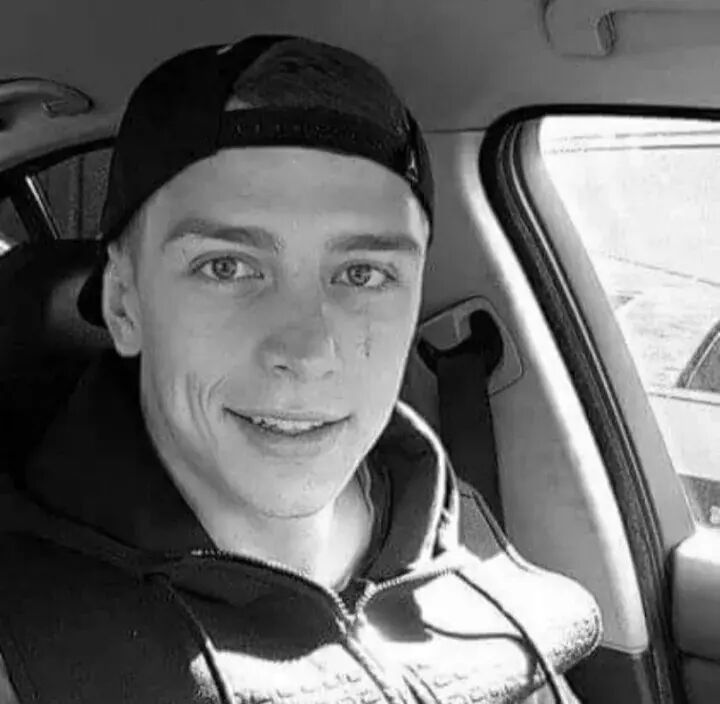  43411249  Artem, 33 ,    