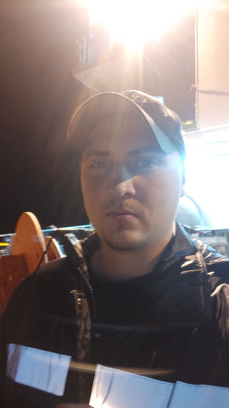  27271199  Mikhail, 24 ,    