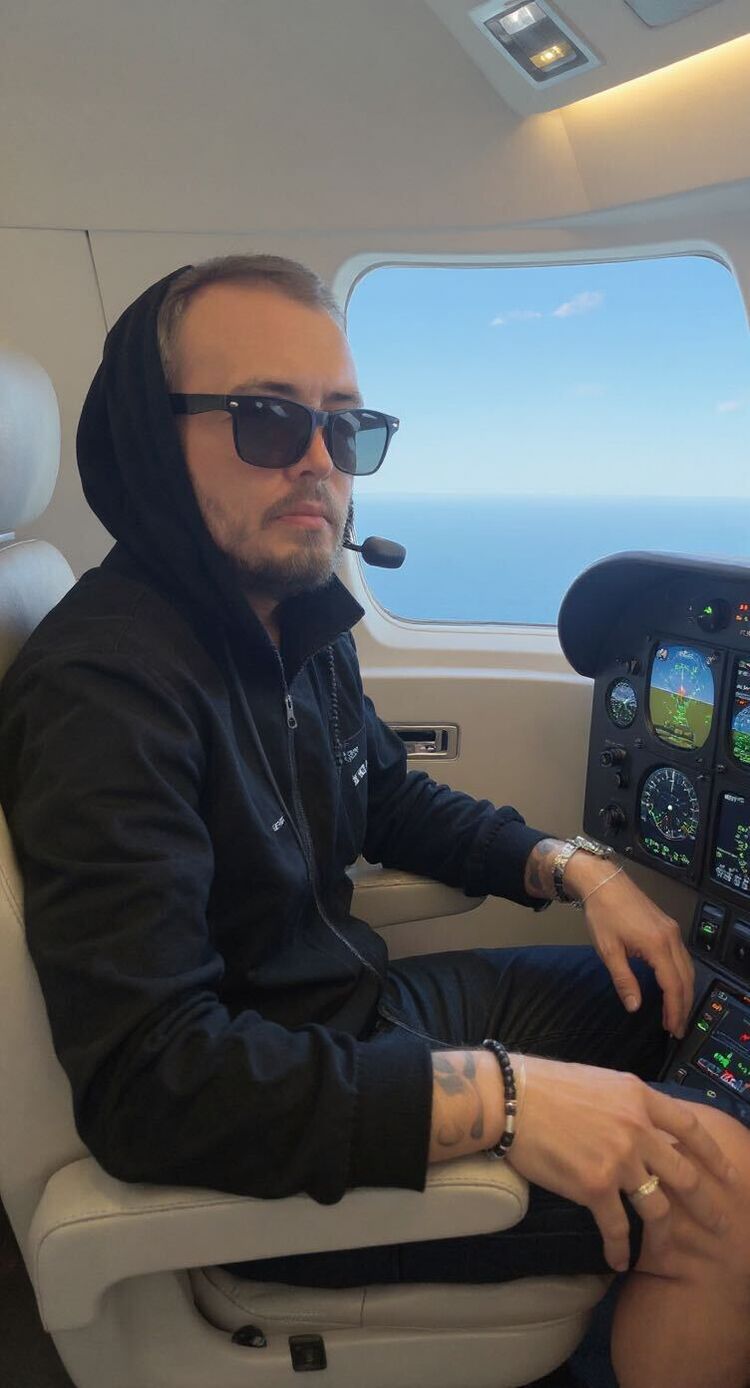  53526979  , 27 ,    -