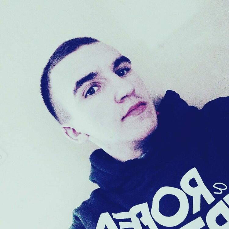  18410359  Andriy, 32 ,    