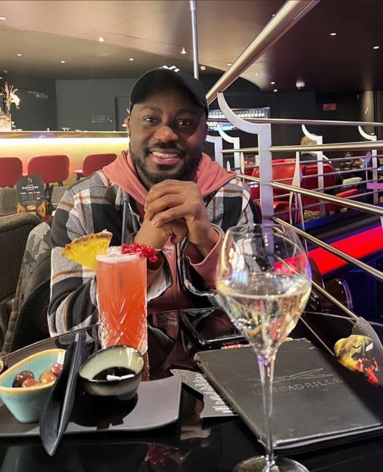  54142749  James, 32 ,    