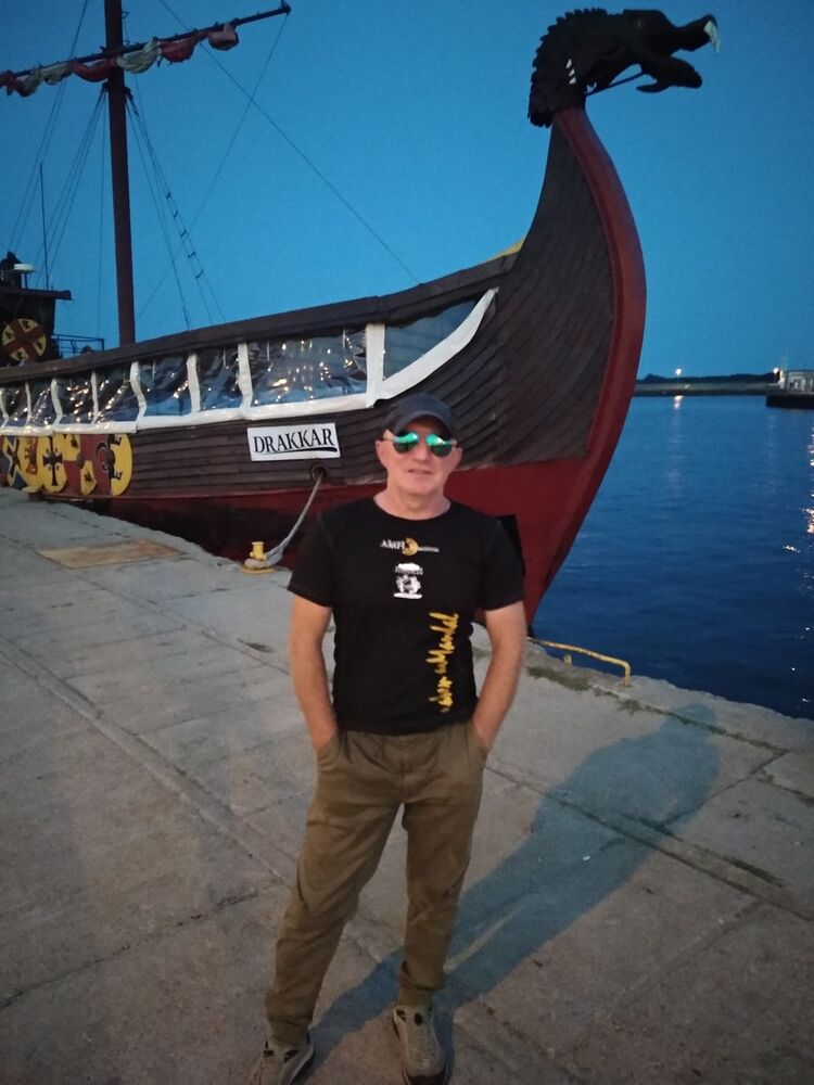  15046659  Igor, 52 ,    