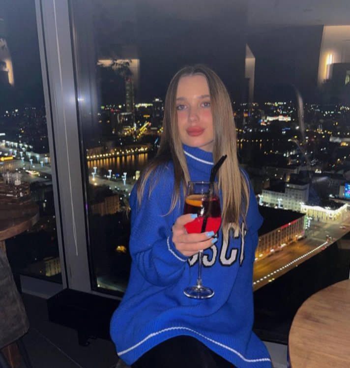  38047389  Alina, 22 ,    