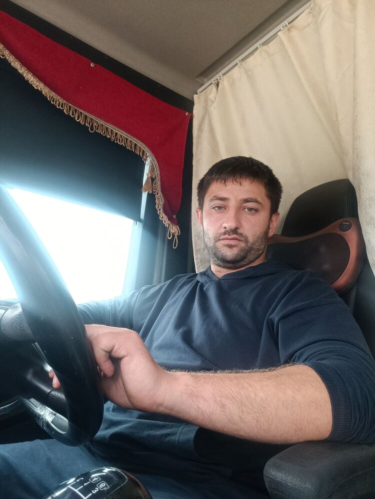  46084659  Karapet, 31 ,    