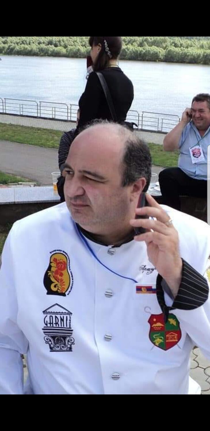  40330929  Artur, 54 ,    