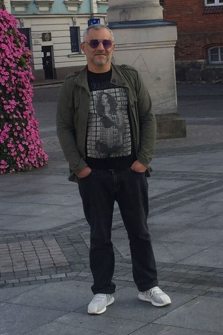  25713299  Slava, 44 ,    