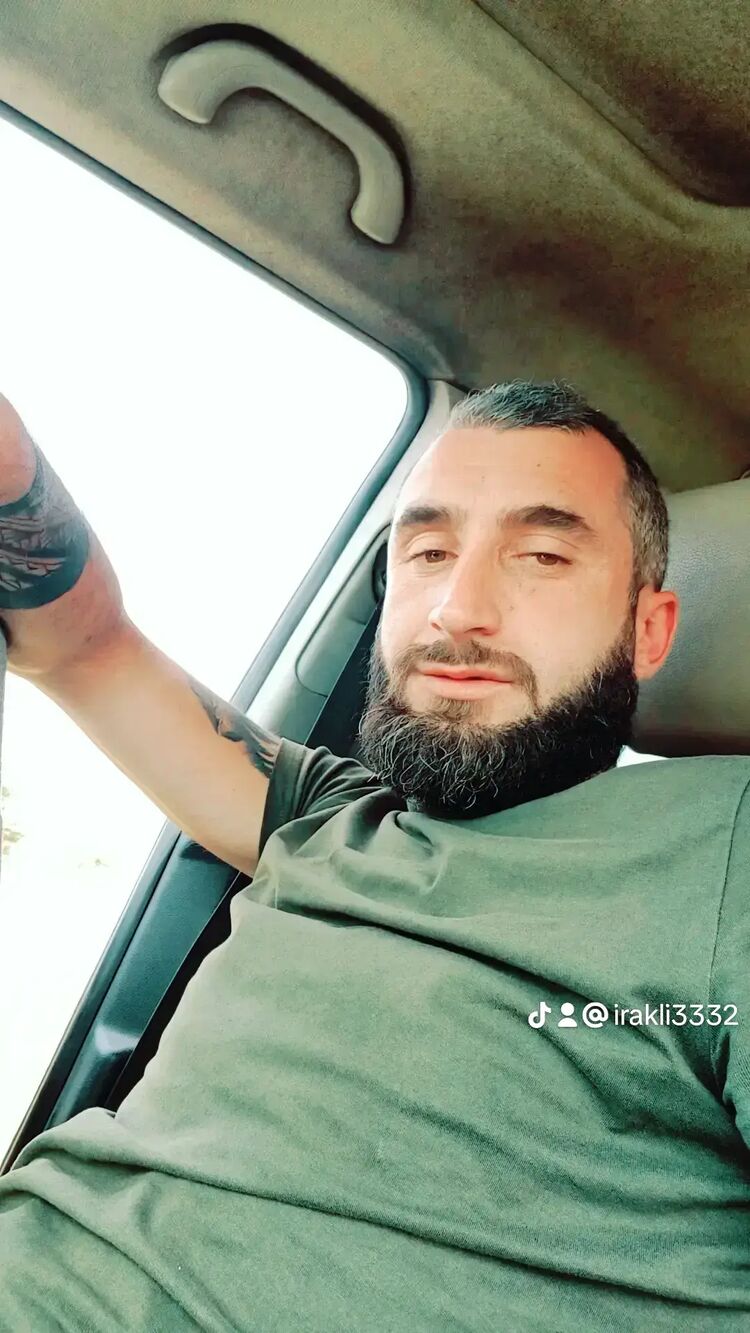  48436269  Irakli, 32 ,    