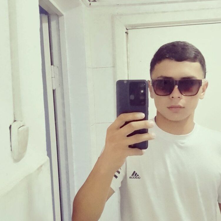 45758459  Artur, 21 ,    