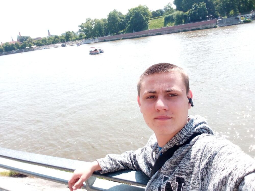  ,   Viktor, 21 ,   ,   