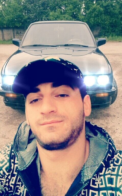  ,   Armen, 32 ,   ,   