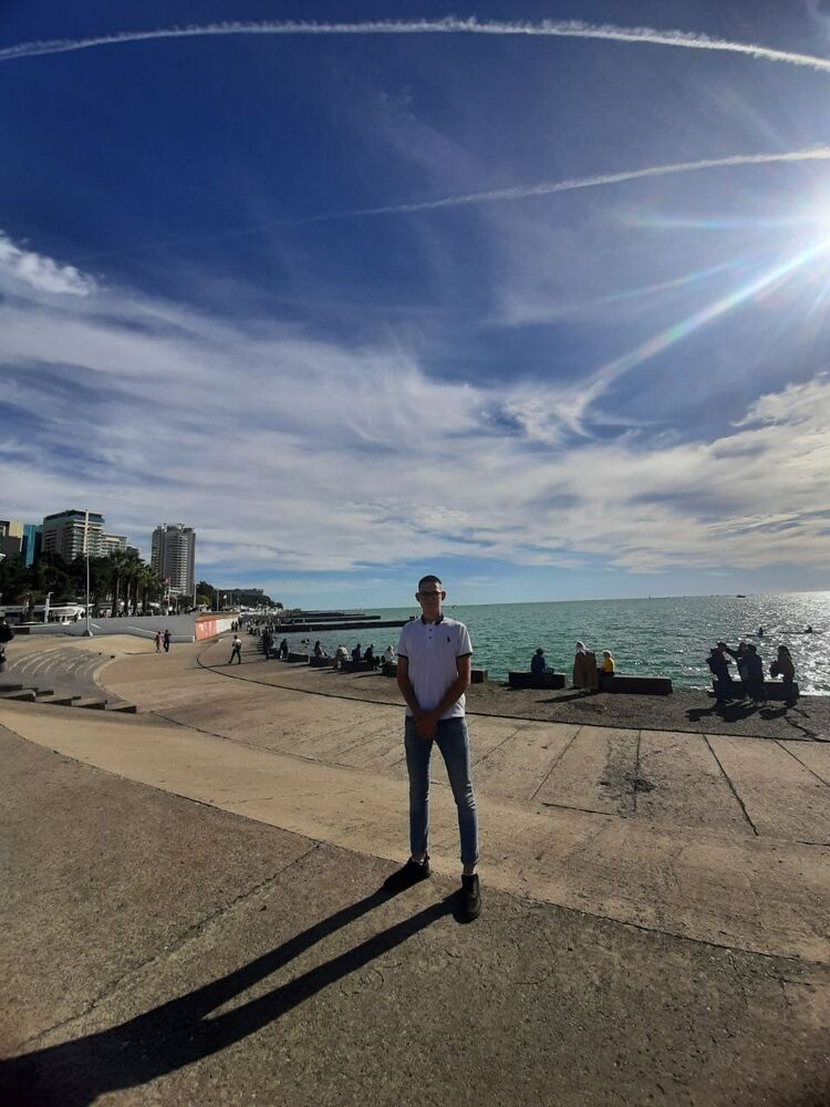  31285139  Artur, 27 ,    