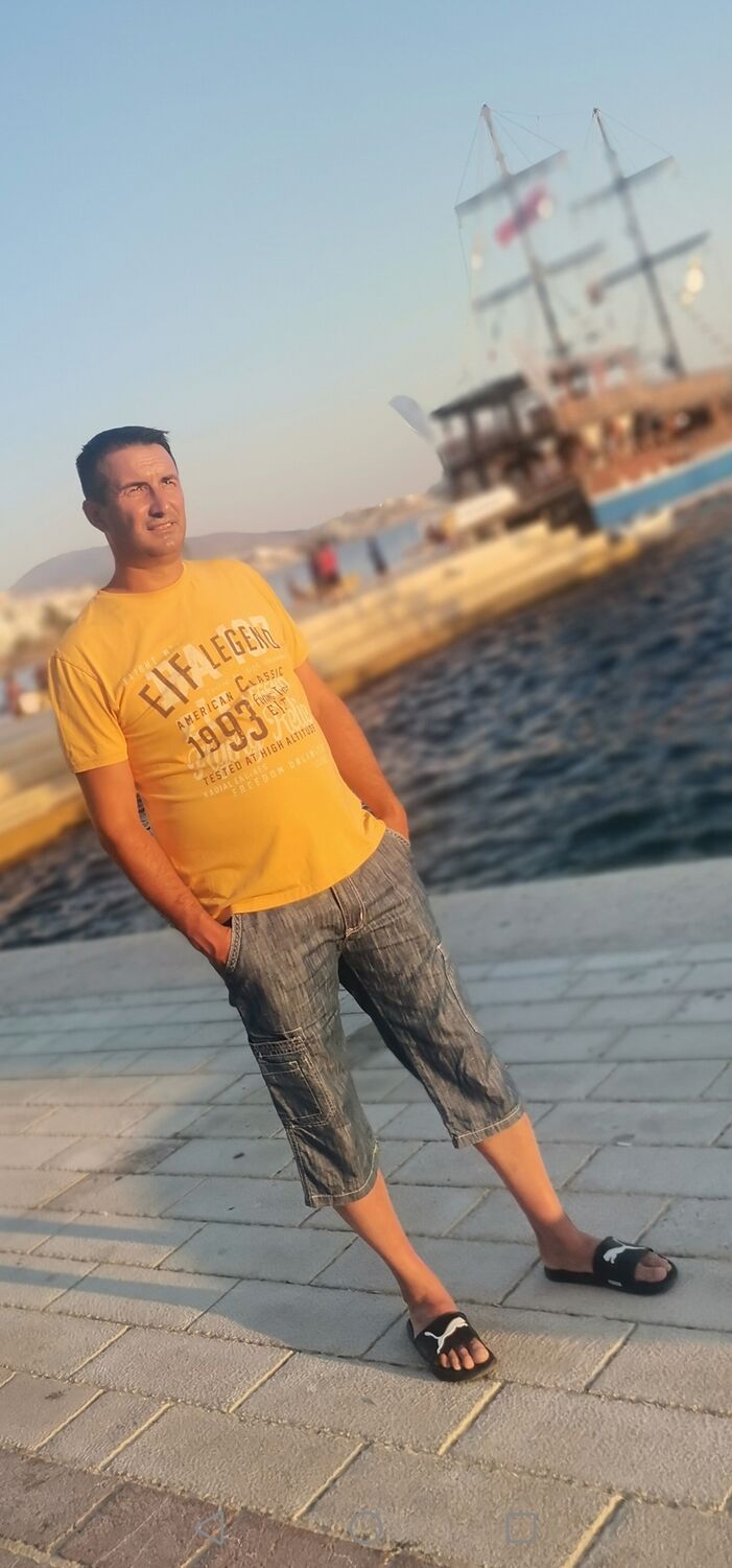  44634829  Dejan, 46 ,     