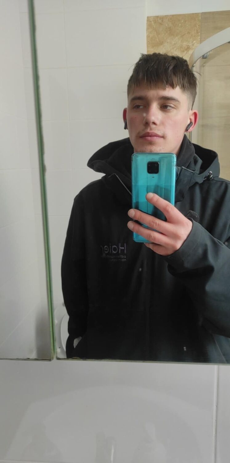  50406349  Kamil, 24 ,    