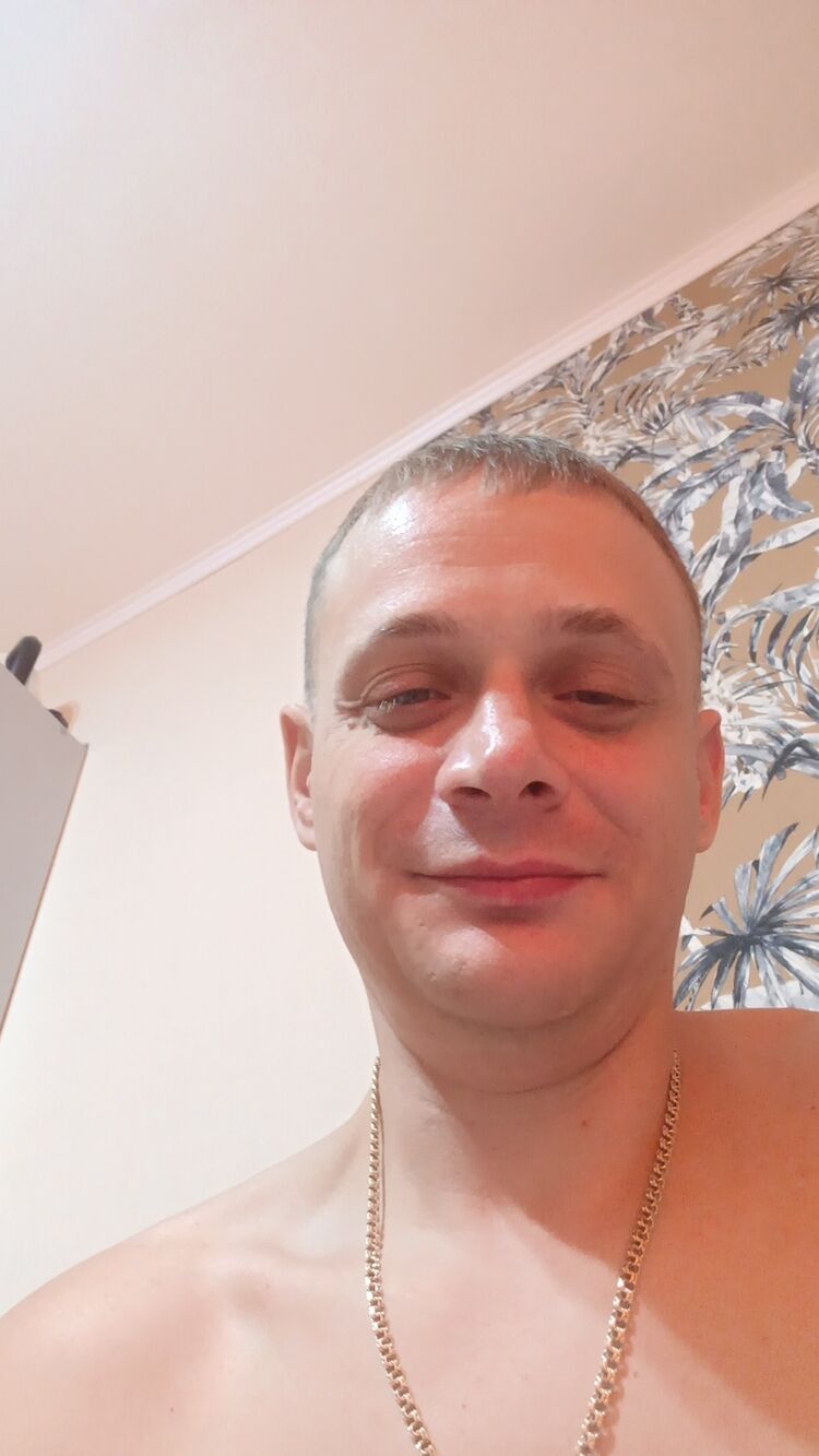  47708489  Denis, 44 ,    