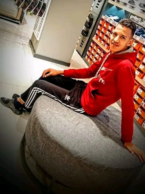  32782319  Youssef, 23 ,    Algiers