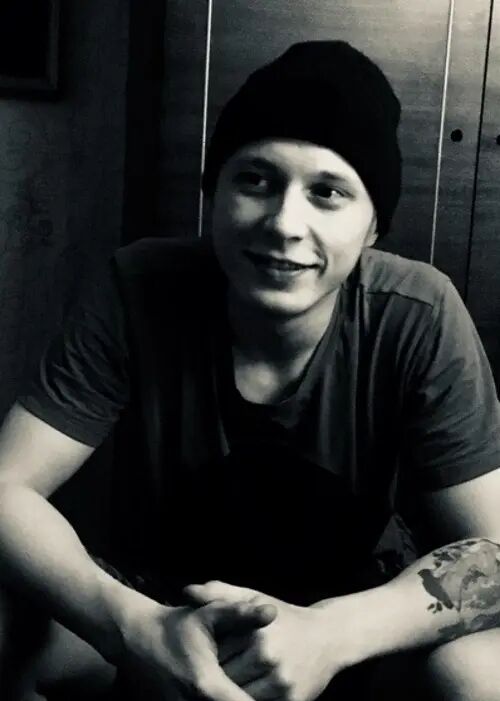  28731769  Erik, 28 ,    