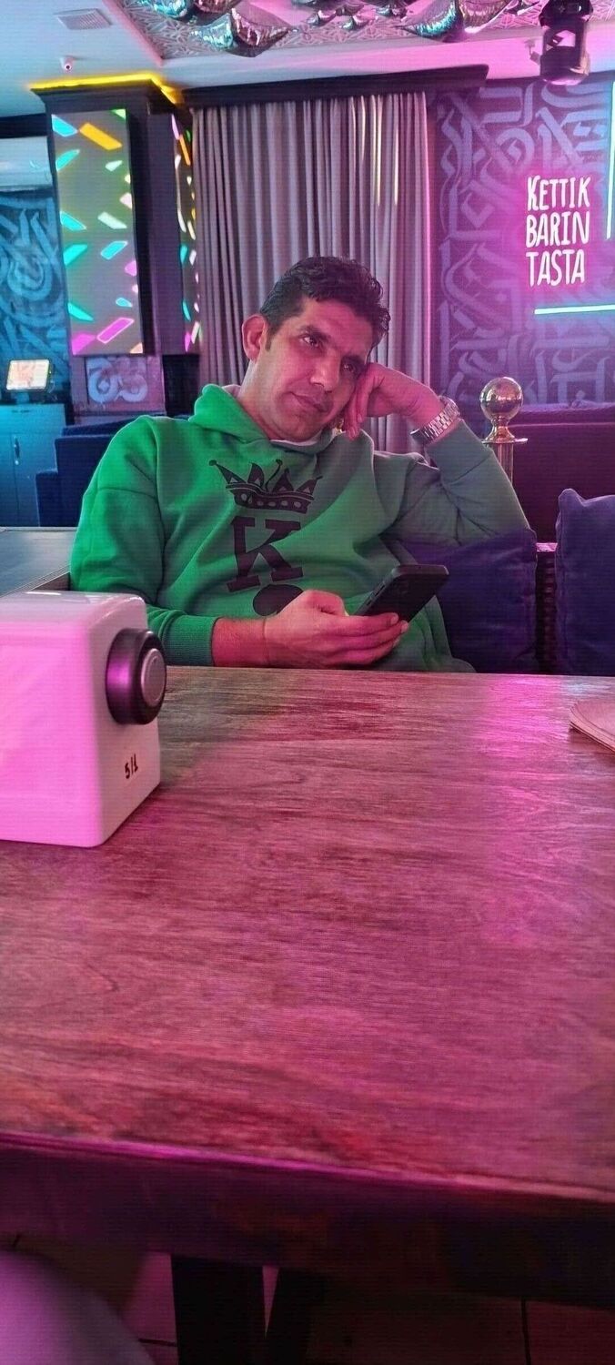  52577969  Behnam, 37 ,    