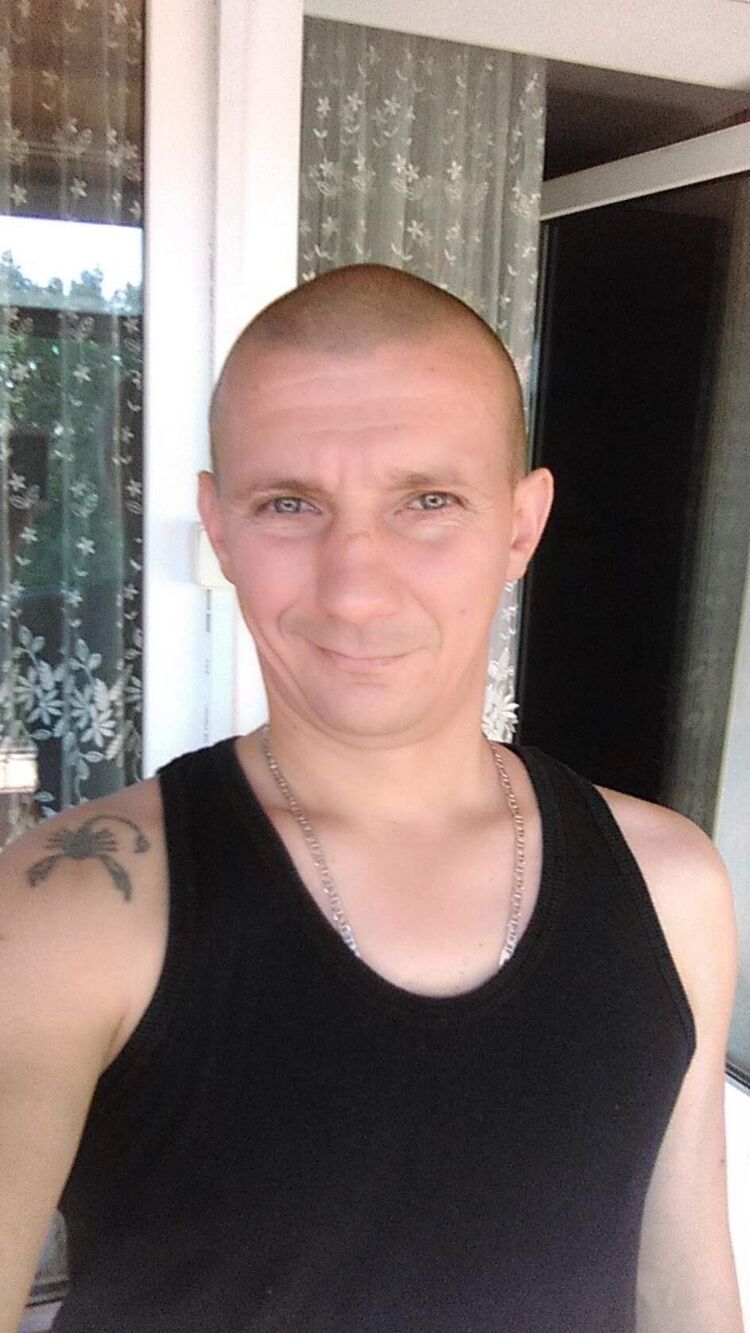  37815229  Roman, 49 ,    