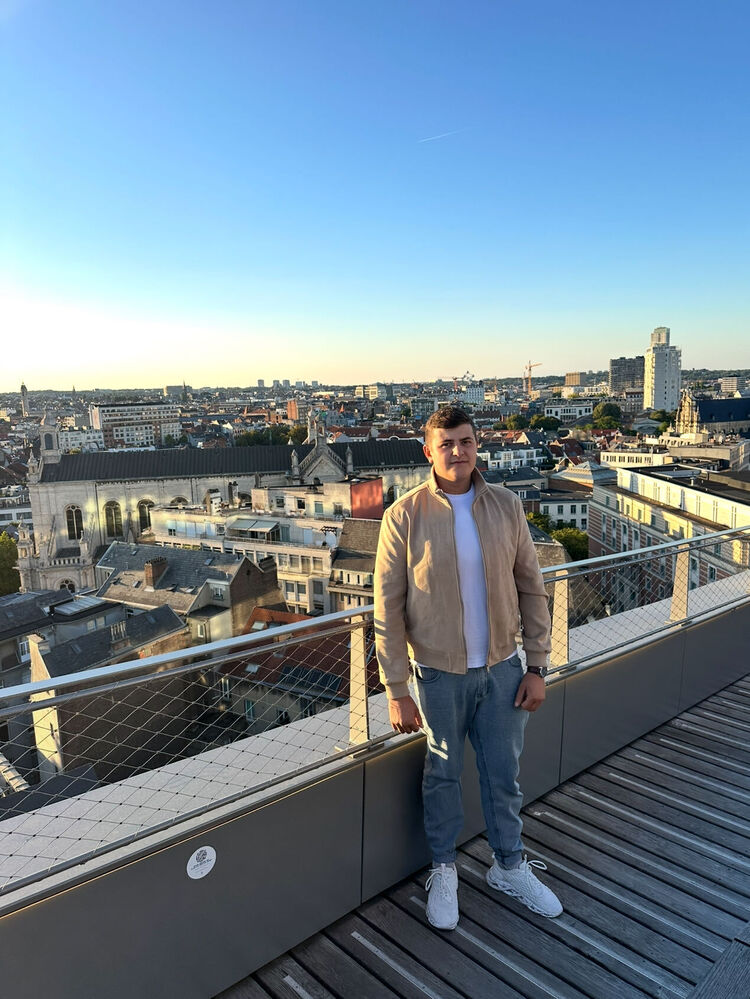  53798999  Andrian, 19 ,    Antwerp