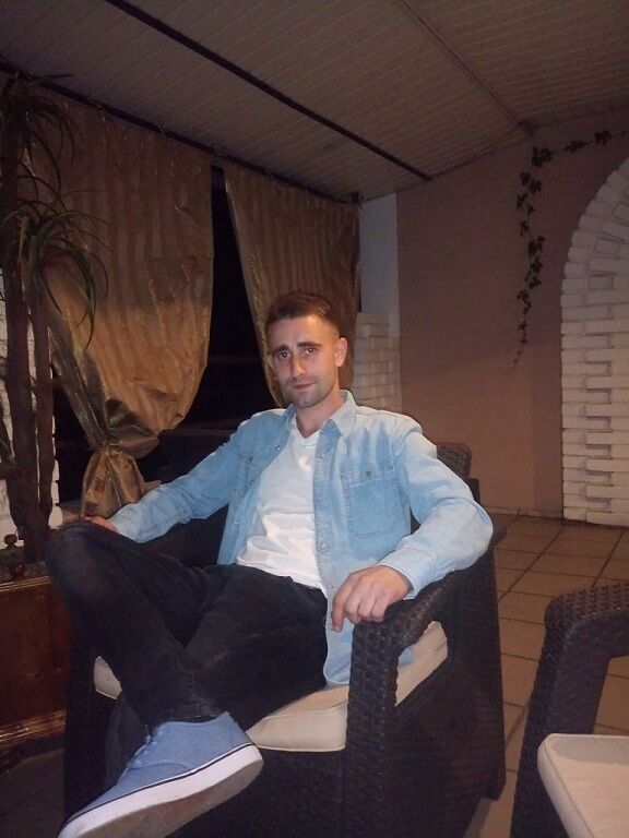  22864619  Roman, 31 ,    