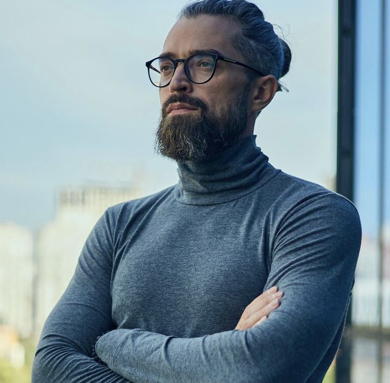  ,   Viktor, 37 ,   ,   