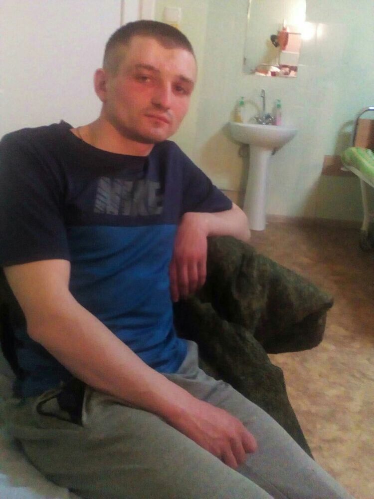  21402469  Viktor, 32 ,    