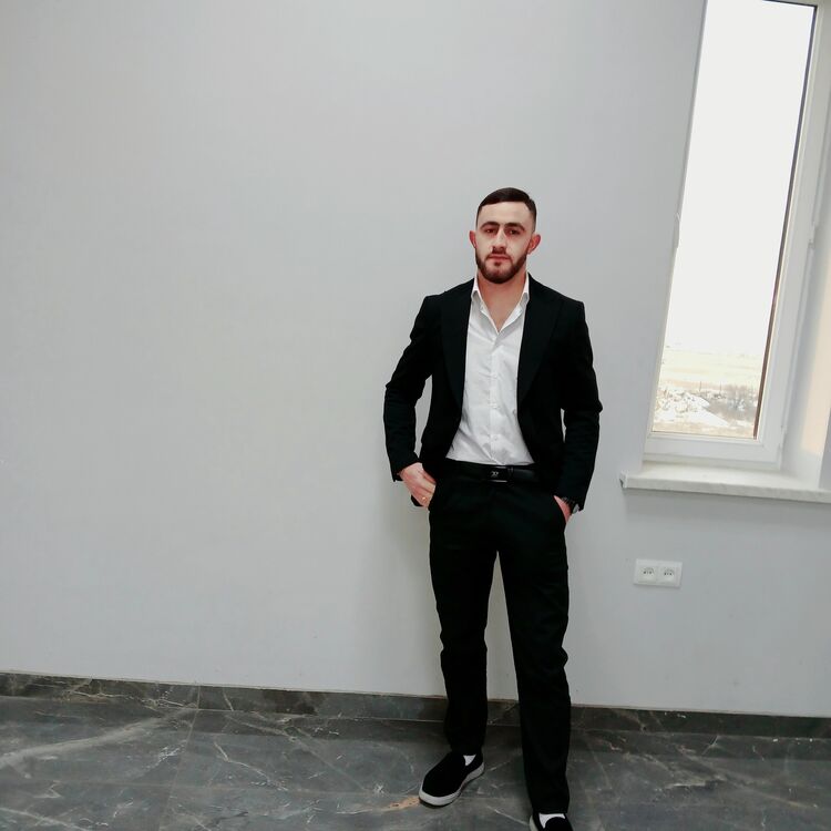  48720239  Hakob, 24 ,    