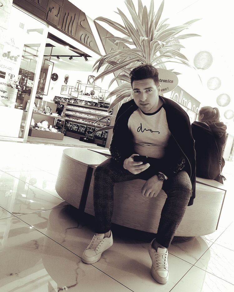  22606619  Narek, 27 ,    