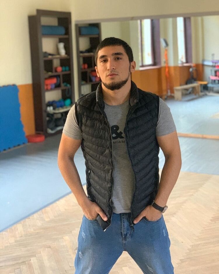  18121189  Rusik, 33 ,    