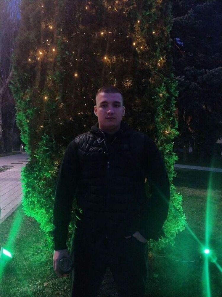  37626259  Artur, 25 ,    