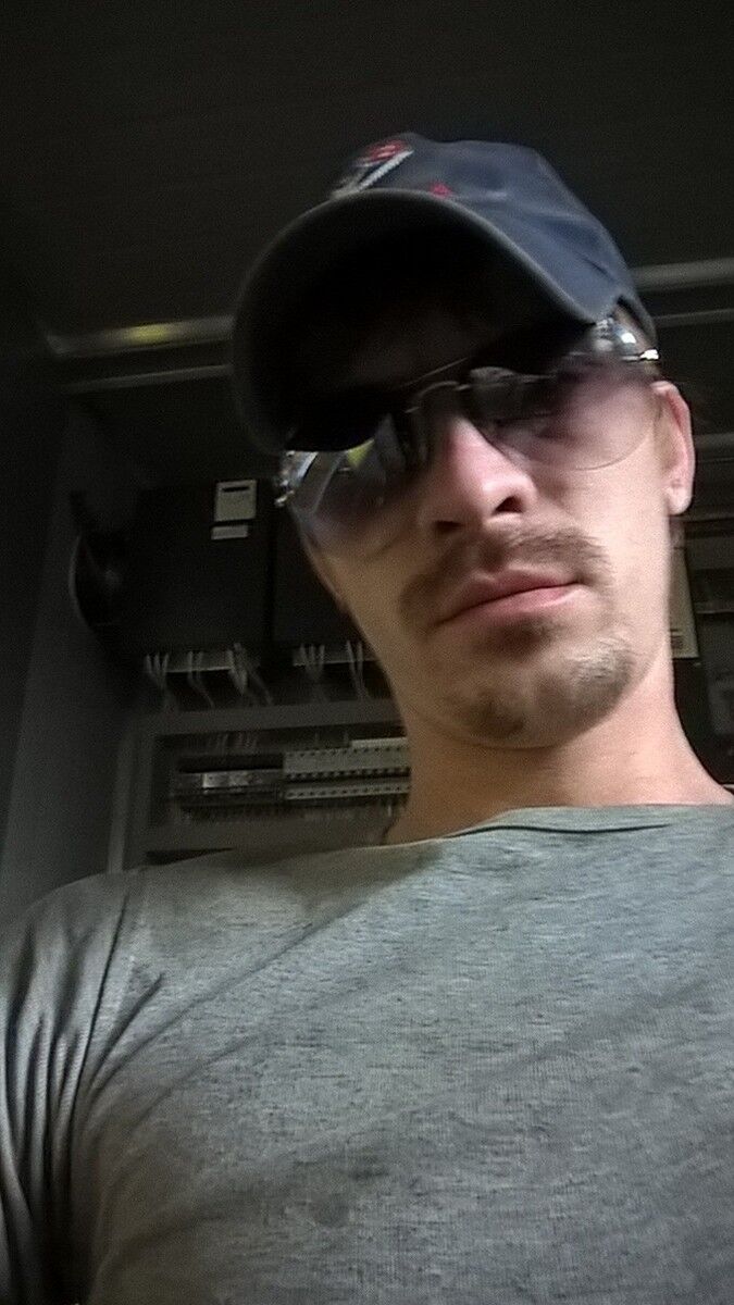  18952869  Alex, 34 ,    