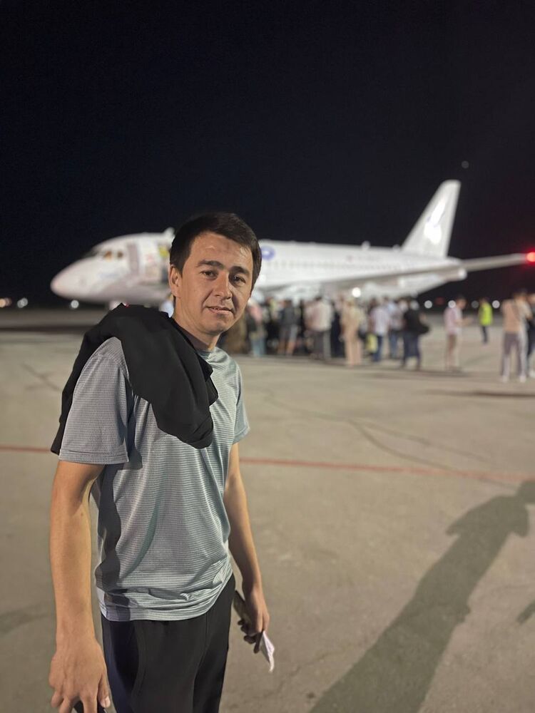  27033169  Azizbek, 33 ,    