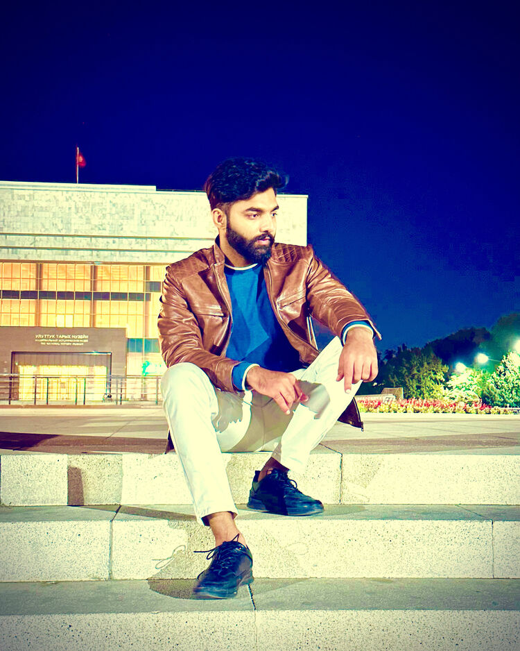  33585989  Huzaifa, 24 ,    