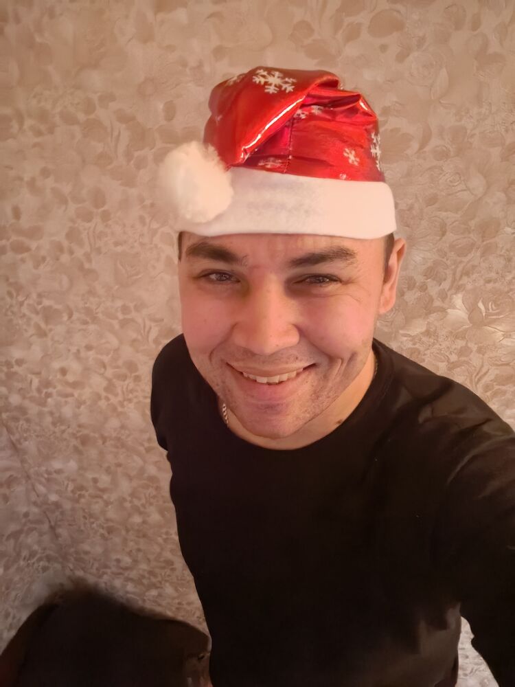  40238219  RUSLAN, 38 ,    