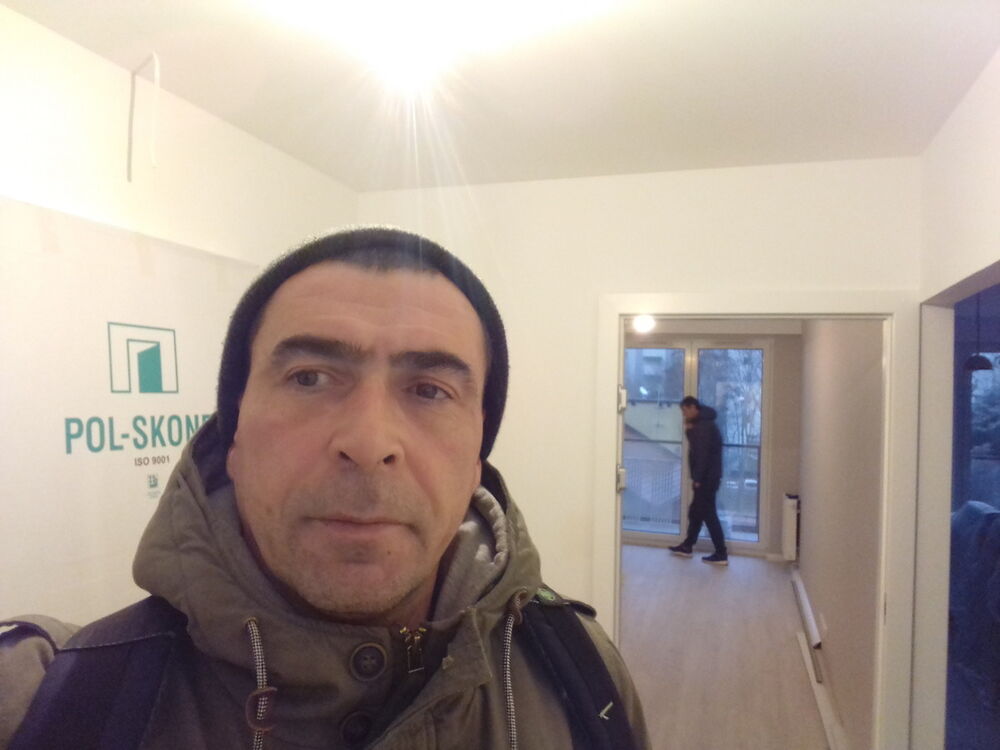  18958379  Denis, 47 ,    