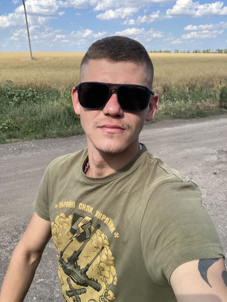  45135669  Viktor, 27 ,    