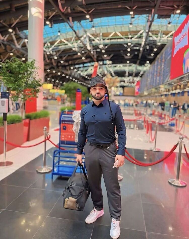  54134669  MIKA, 31 ,    -