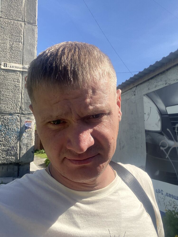  43946709  Dmitri, 41 ,     