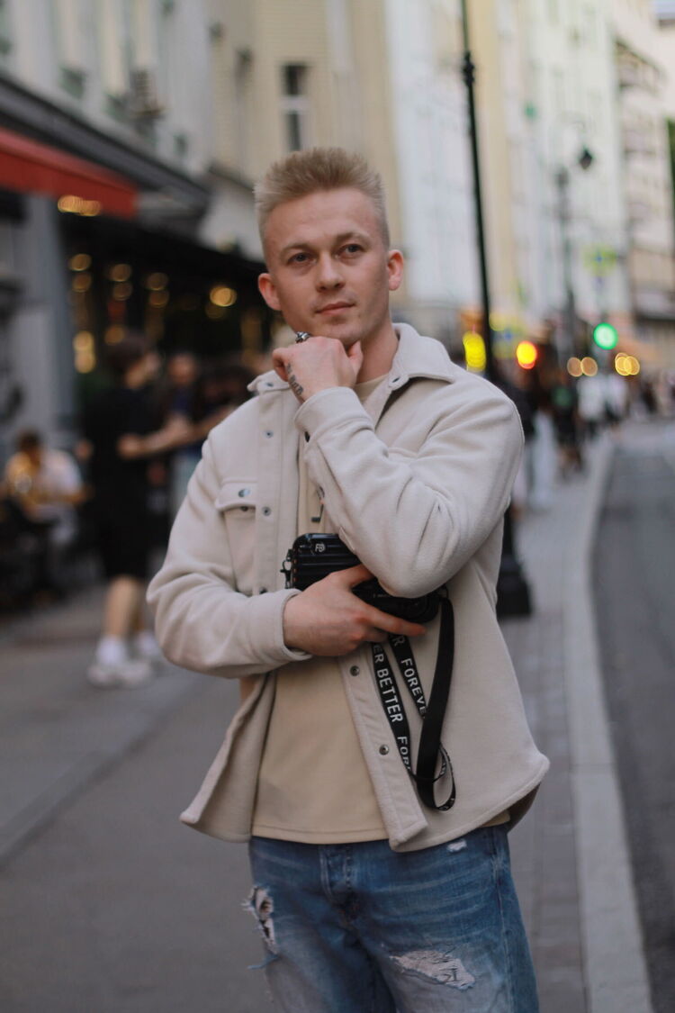  52526779  Artyom, 27 ,    