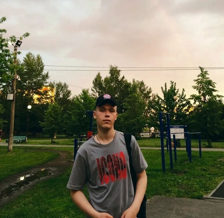  ,   Mikhail, 20 ,     